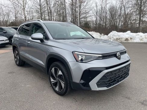 Certified 2025 Volkswagen Taos SE w/ Panoramic Sunroof Package image 5