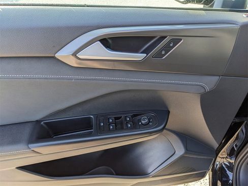 Certified 2025 Volkswagen Taos SE image 17