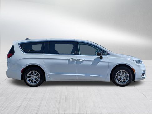 Used 2024 Chrysler Pacifica Touring-L FWD image 8