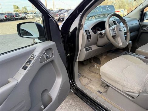 Used 2018 Nissan Frontier SV image 28