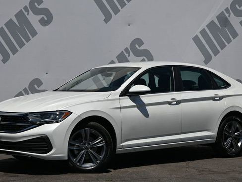 Used 2023 Volkswagen Jetta SE image 1