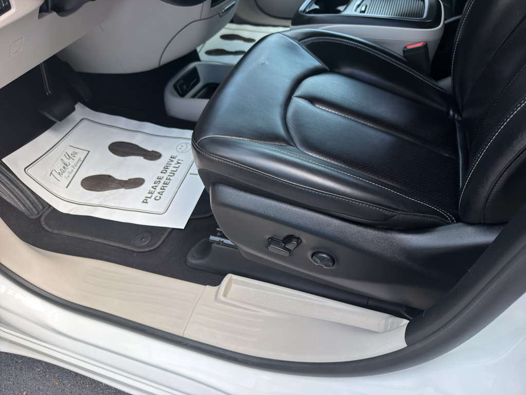 Used 2023 Chrysler Pacifica Touring-L FWD image 14