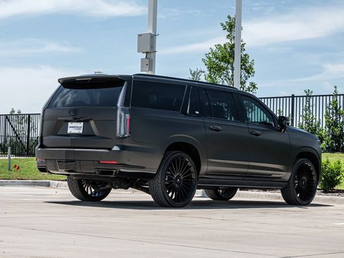 Used 2026 Cadillac Escalade ESV Platinum Sport w/ LPO, ONYX Package AWD/4WD image 9