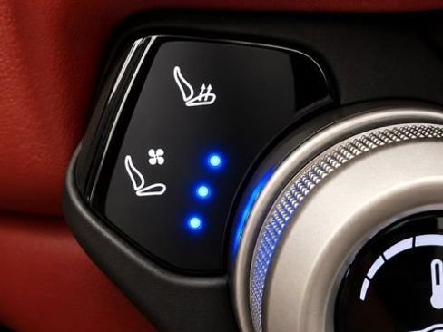 Used 2021 Aston Martin V8 Vantage Roadster RWD image 26