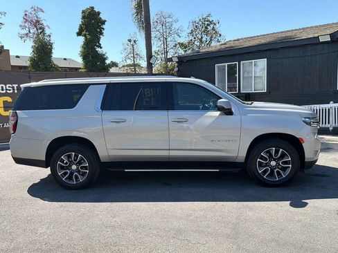 Used 2021 Chevrolet Suburban LT w/ Luxury Package AWD/4WD image 9
