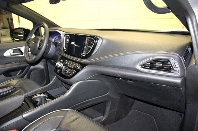 Certified 2025 Chrysler Pacifica Limited FWD image 33