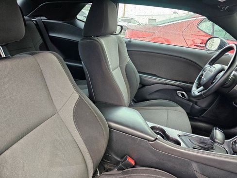 Used 2015 Dodge Challenger SXT image 12