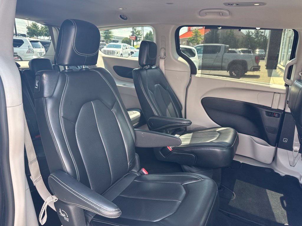 Used 2023 Chrysler Pacifica Touring-L FWD image 22
