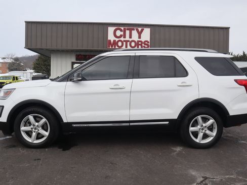 Used 2017 Ford Explorer XLT image 9