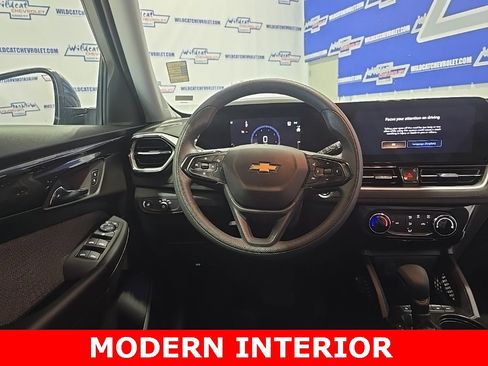 Used 2025 Chevrolet TrailBlazer LT image 2