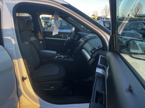 Used 2017 Ford Explorer XLT w/ Equipment Group 201A image 11