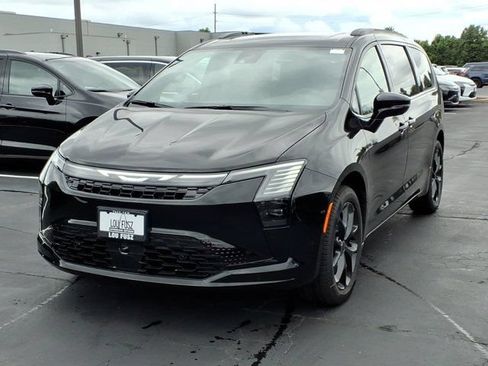 New 2027 Chrysler Pacifica Limited AWD/4WD image 2