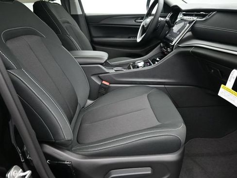 Used 2024 Jeep Grand Cherokee Laredo X AWD/4WD image 12