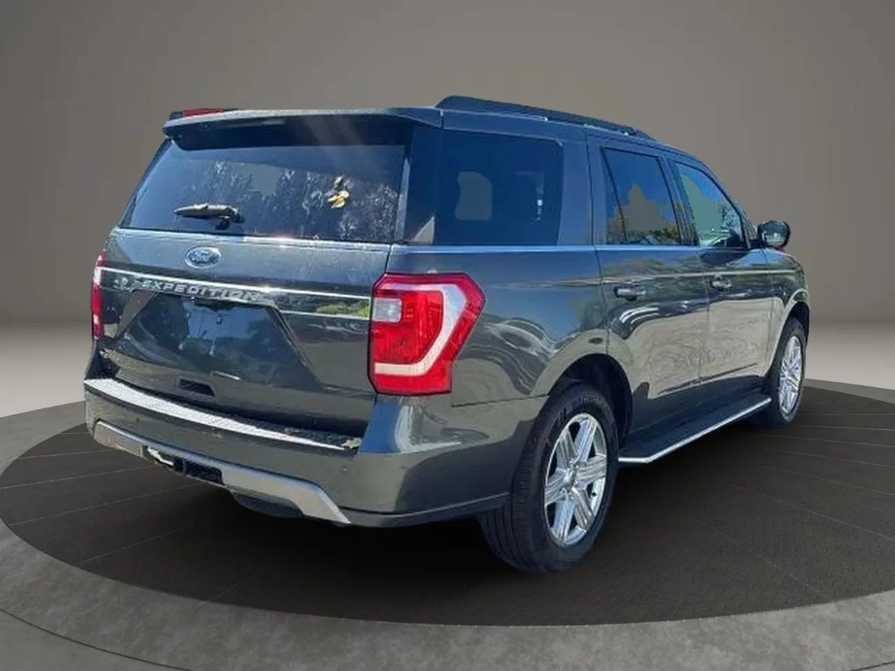 Used 2020 Ford Expedition XLT w/ Equipment Group 202A AWD/4WD image 5