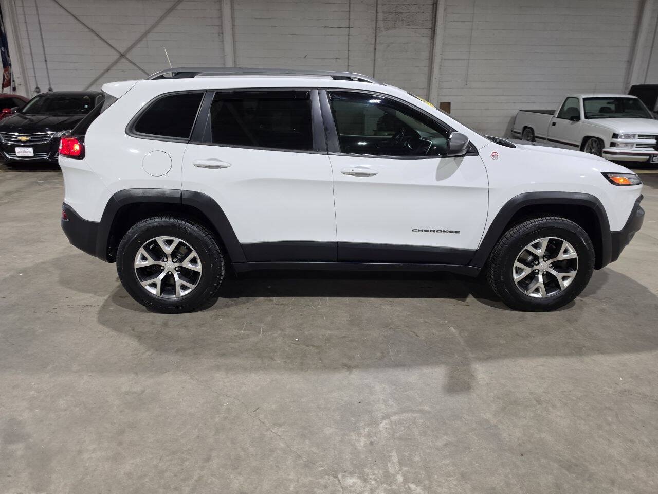 Used 2017 Jeep Cherokee Trailhawk w/ Comfort/Convenience Group AWD/4WD image 14