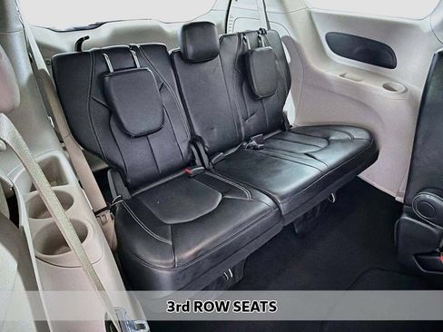 Used 2024 Chrysler Pacifica Touring-L FWD image 8