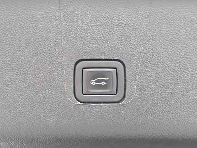Used 2023 Chevrolet Traverse RS FWD image 13