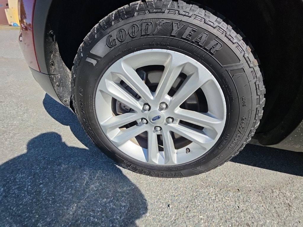 Used 2014 Ford Explorer XLT w/ Equipment Group 202A AWD/4WD image 30