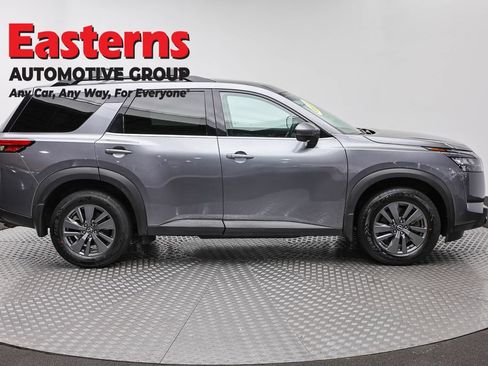 Used 2024 Nissan Pathfinder SV AWD/4WD image 4