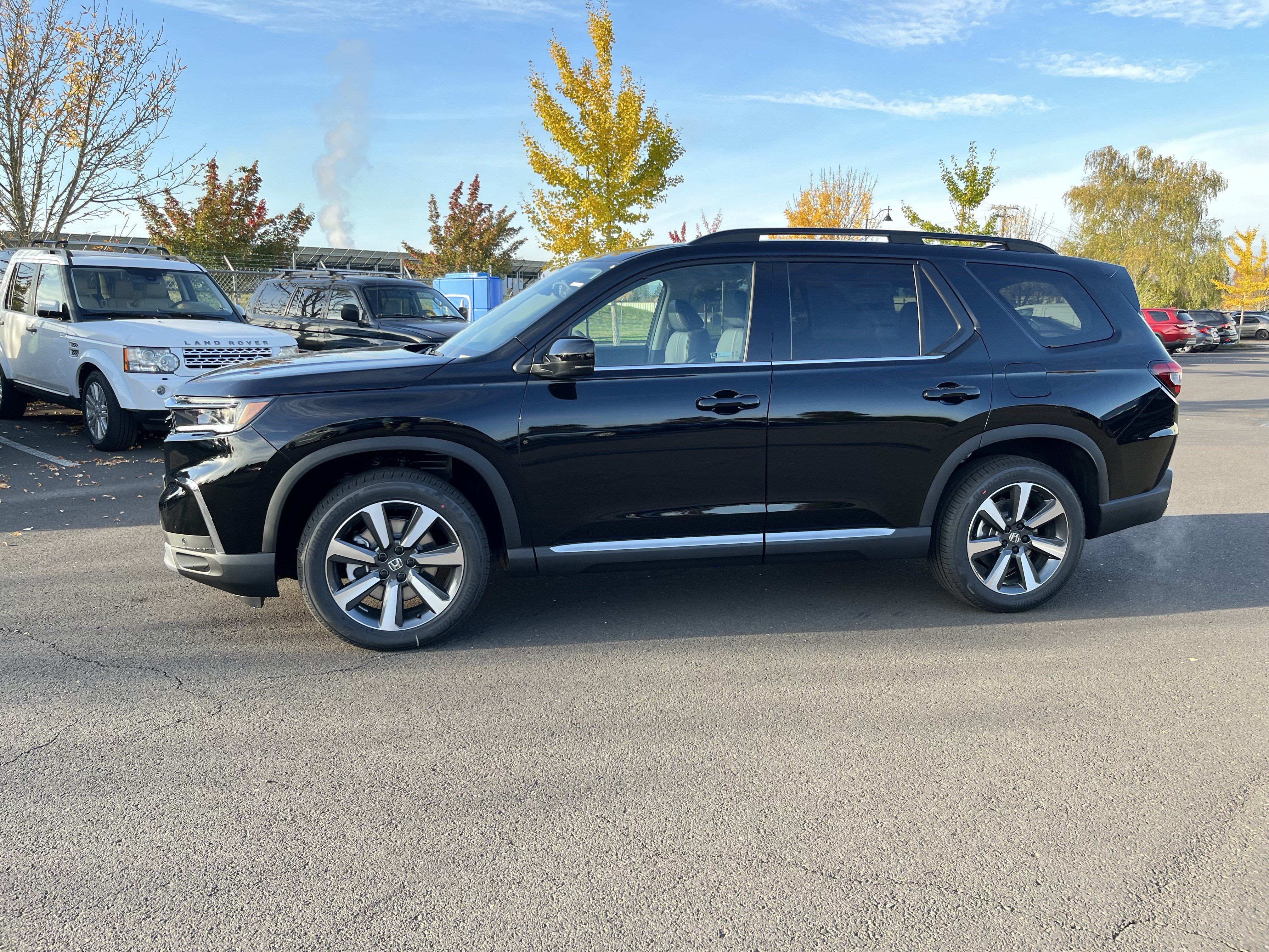 New 2025 Honda Pilot Touring image 2