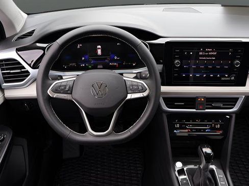 Certified 2025 Volkswagen Taos SE FWD image 15