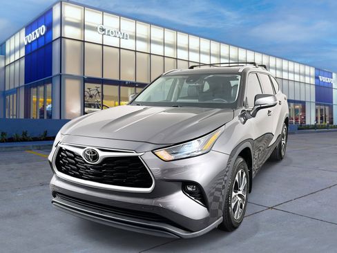 Used 2022 Toyota Highlander XLE image 1