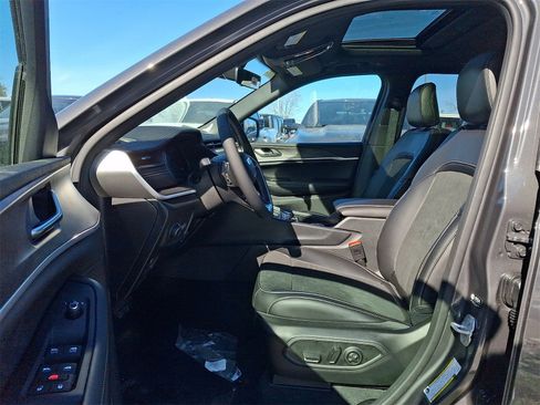 New 2026 Jeep Grand Cherokee Laredo image 6