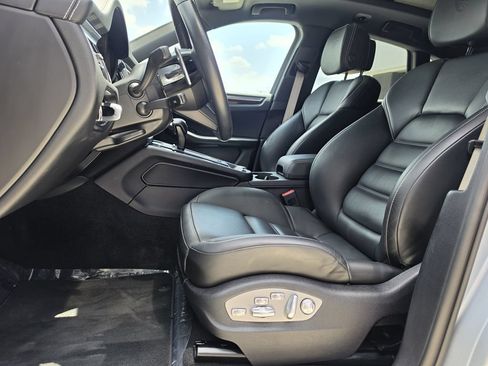 Certified 2023 Porsche Macan AWD/4WD image 16