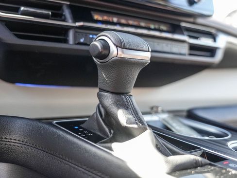 Certified 2024 Toyota Sienna Platinum FWD image 23