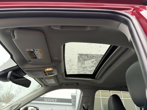 Used 2024 Toyota Highlander Limited image 29