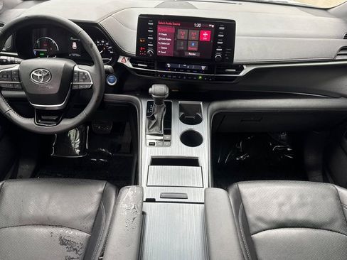 Used 2023 Toyota Sienna XSE w/ Protection Package (TMS) image 4