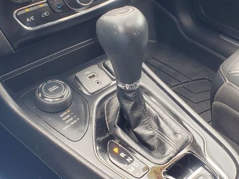 Used 2021 Jeep Cherokee Limited AWD/4WD image 23