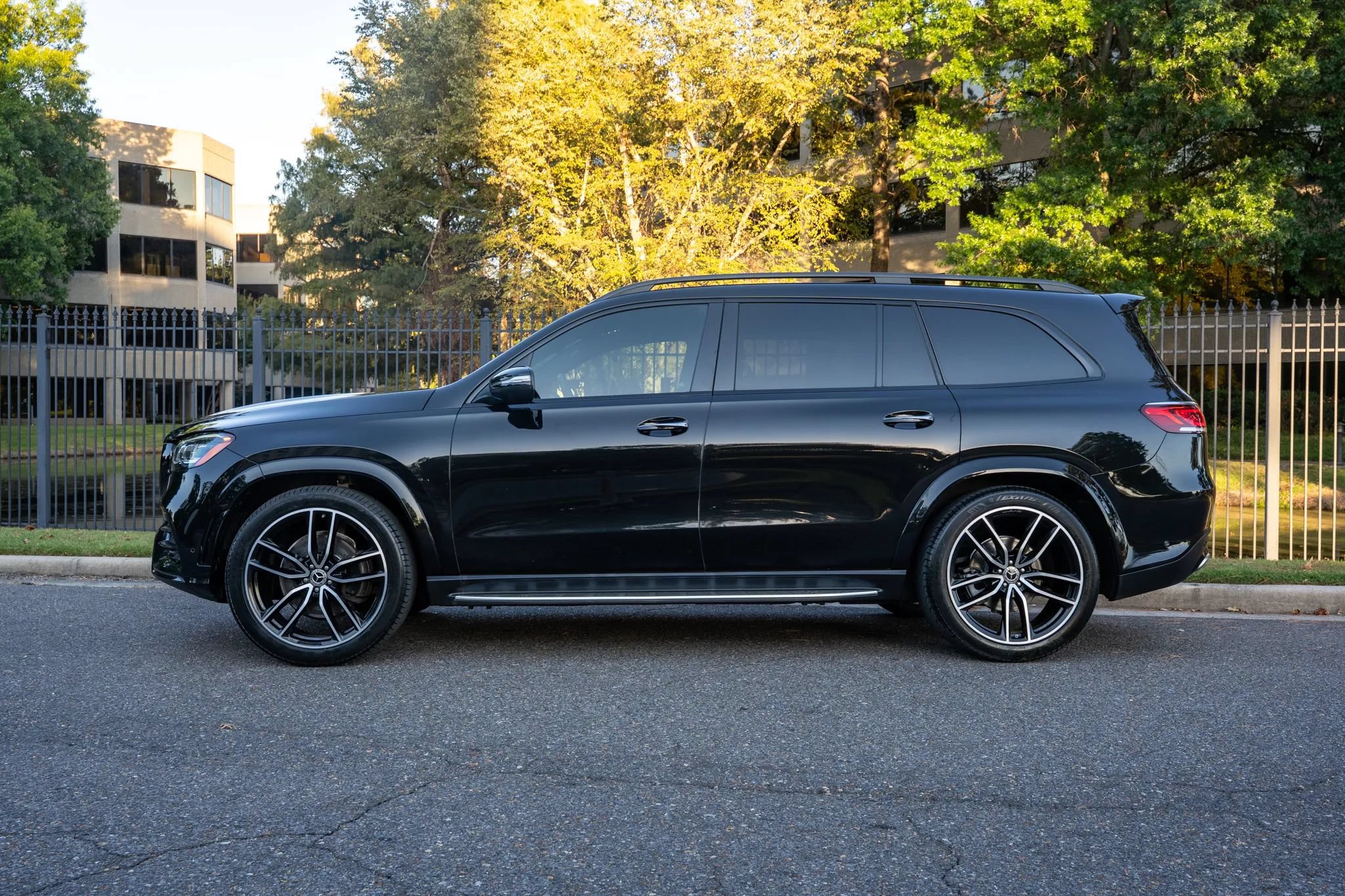 Used 2021 Mercedes-Benz GLS 580 4MATIC image 9