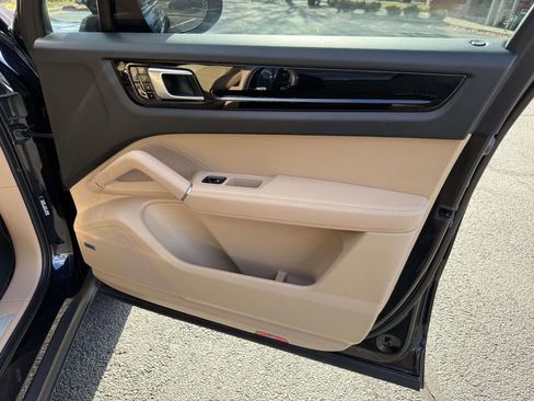 Used 2021 Porsche Cayenne image 15