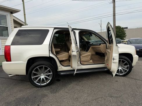 Used 2013 Cadillac Escalade Luxury AWD/4WD image 26