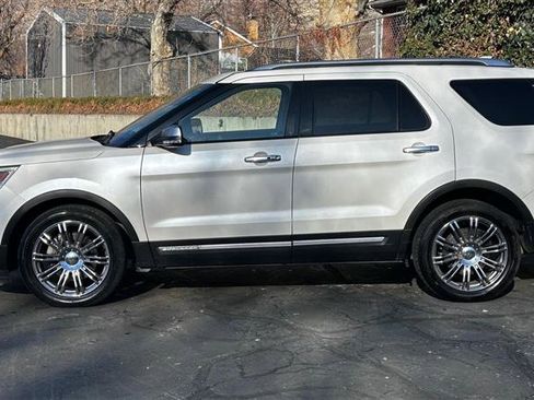 Used 2016 Ford Explorer Platinum image 2