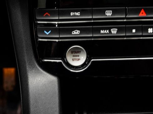 Used 2020 Jaguar F-PACE Premium image 22