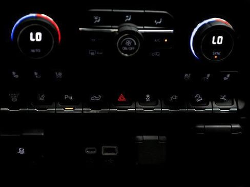 Used 2021 GMC Sierra 2500 Denali w/ Denali Black Diamond Edition AWD/4WD image 57