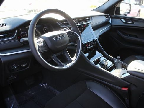 Used 2023 Jeep Grand Cherokee Altitude image 3