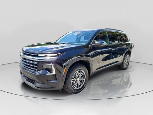 Used 2025 Chevrolet Traverse LT FWD image 3