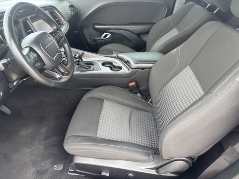 Used 2023 Dodge Challenger SXT image 5