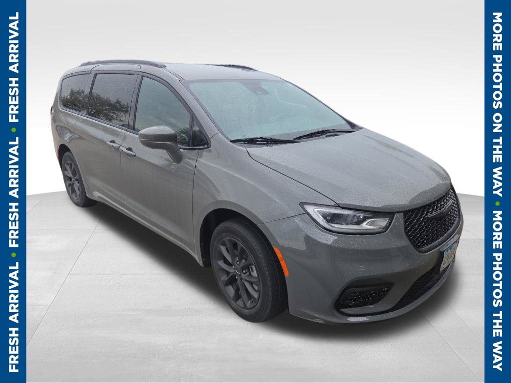 Used 2021 Chrysler Pacifica Touring-L w/ Uconnect Theater Family Group AWD/4WD image 1