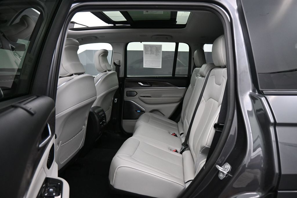 Used 2022 Jeep Grand Cherokee Overland w/ Luxury Tech Group IV RWD image 24
