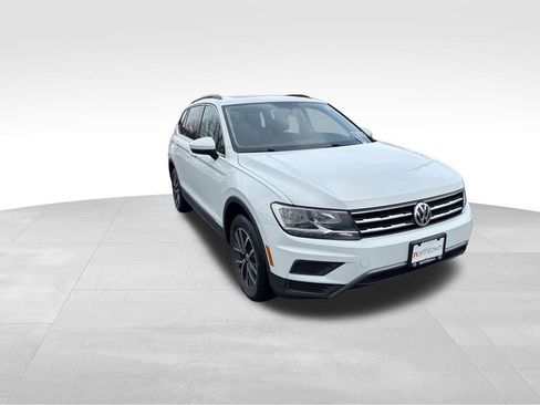 Used 2020 Volkswagen Tiguan SE w/ Panoramic Sunroof Package image 9