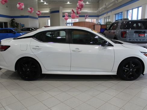 Used 2022 Nissan Sentra SR w/ SR Premium Package image 4