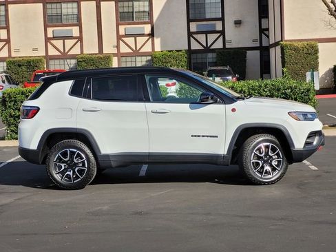 Used 2024 Jeep Compass Trailhawk AWD/4WD image 4