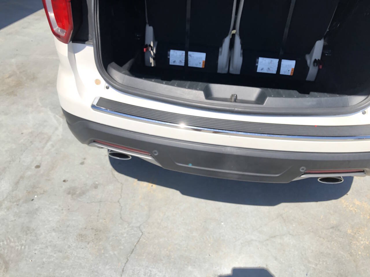 Used 2018 Ford Explorer XLT w/ Equipment Group 202A FWD image 13