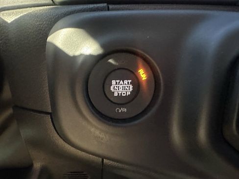 Used 2023 Jeep Gladiator Sport image 9