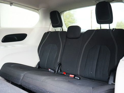 Used 2020 Chrysler Voyager L image 29