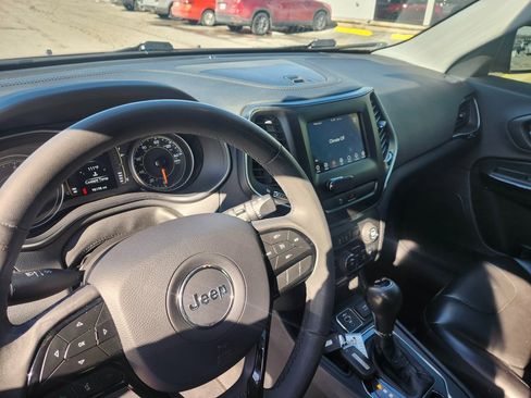 Used 2020 Jeep Cherokee Latitude Plus image 11